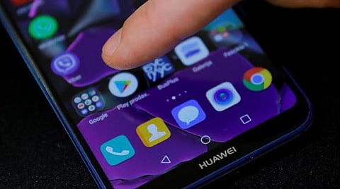 பயனர்களின் போன்களில் தகவல்களை திரட்டிய 10 செயலிகளுக்கு கூகுள் தடை