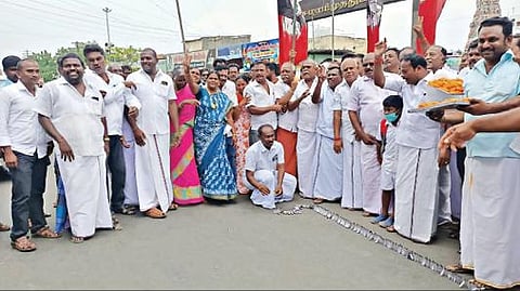 சசிகலா நீக்கம் தொடர்பான வழக்கில் நீதிமன்ற தீர்ப்பை வரவேற்று எடப்பாடி பேருந்து நிலையம் முன்பு பட்டாசு வெடித்து மகிழ்ந்த அதிமுகவினர்.