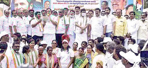 காங்கிரஸ் கட்சியின் மனித உரிமை துறையின் சார்பில் கோவையிலிருந்து சென்னைக்கு பாத யாத்திரையை நேற்று தொடங்கி வைத்த காங்கிரஸ் கட்சியின் மாநில தலைவர் கே.எஸ்.அழகிரி.   படம்: ஜெ.மனோகரன்