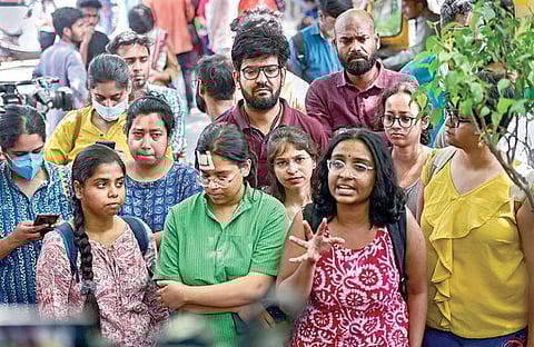 டெல்லி ஜவஹர்லால் நேரு பல்கலைக்கழகத்தில் உள்ள உணவு விடுதியில் ராமநவமி தினத்தன்று அசைவ உணவு பரிமாறப்பட்டது தொடர்பாக இரு பிரிவு மாணவர்களிடையே மோதல் ஏற்பட்டது. இதில் காயமடைந்த அகில இந்திய மாணவர்கள் சங்கத்தைச் சேர்ந்த மாணவர்கள் நேற்று செய்தியாளர்களுக்கு பேட்டி அளித்தனர். படம்: பிடிஐ