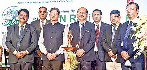 பெட்ரோலியம் பாதுகாப்பு ஆராய்ச்சி சங்கம் (பிசிஆர்ஏ)  சார்பில்  நடைபெற்ற ‘சக் ஷம்’ என்ற எரிபொருள் சிக்கன விழிப்புணர்வு நிகழ்ச்சியை ஆளுநர் ஆர்.என்.ரவி நேற்று தொடங்கி வைத்தார். உடன் இந்தியன் ஆயில் நிறுவன செயல் இயக்குநர் மற்றும் மாநில தலைவர் பி.ஜெயதேவன், செயல் இயக்குநர் (மண்டல சேவைகள்) கே.சைலேந்த்ரா, பிசிஆர்ஏ-வின் தென்மண்டல தலைமை ஒருங்கிணைப்பாளர் ஏ.எம்.சந்தோஷ்குமார், பாரத் பெட்ரோலியம் நிறுவனத்தின் தென்மண்டல தலைவர் (சில்லறை விற்பனை) புஷ்பகுமார் நய்யார், இந்துஸ்தான் பெட்ரோலியம் நிறுவனத்தின் தென்மண்டல தலைவர் சஞ்சய் மாத்தூர் உள்ளிட்டோர்.படம்: பு.க.பிரவீன்