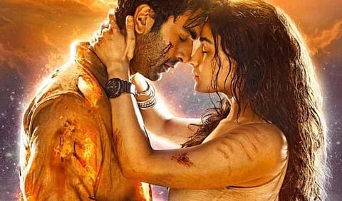 ரன்பீர் கபூர் - ஆலியா பட் நடிக்கும் 'பிரம்மாஸ்திரம்' போஸ்டர் வெளியீடு