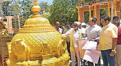 14 ஆண்டுகளுக்குப் பிறகு திருமலை திருப்பதி தேவஸ்தானம் சார்பில் சென்னை தீவுத் திடலில் ஏப்ரல் 16-ம் தேதி வாரி கல்யாண உற்சவம் விழா நடைபெற உள்ளது. இதற்கான முன்னேற்பாட்டு பணிகளை திருமலை திருப்பதி தேவஸ்தான தலைவர் ஒய்.வி.சுப்பா ரெட்டி நேற்று பார்வையிட்டார். திருமலை திருப்பதி தேவஸ்தான உள்ளுர் ஆலோசனைக் குழுவின் தலைவர் சேகர் ரெட்டி உடனிருந்தார். படம்: ம.பிரபு