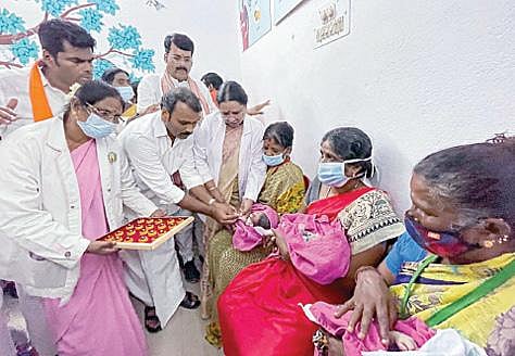 திருவல்லிக்கேணி அரசு மருத்துவமனையில் நேற்று பிறந்த குழந்தைகளுக்கு தங்க மோதிரம் அணிவித்தார் மத்திய இணை அமைச்சர் எல்.முருகன். உடன்,  பாஜக மாநிலத் தலைவர் கே.அண்ணாமலை மற்றும் நிர்வாகிகள். படம்: பு.க.பிரவீன்