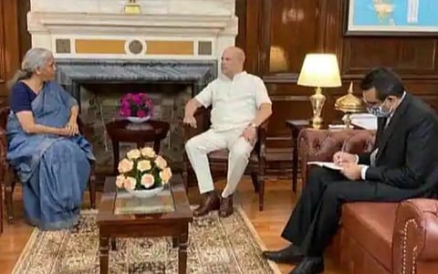 மத்திய நிதியமைச்சருடன், இலங்கை தூதர் ஆலோசனை - இலங்கைக்கு கூடுதலாக 200 கோடி டாலர் நிதியுதவி