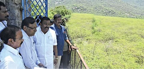 சேலம் பனமரத்துப்பட்டி ஏரியை தூர்வாரி மேம்படுத்துவது குறித்து நகராட்சி நிர்வாகத்துறை அமைச்சர் கே.என். நேரு ஆய்வு மேற்கொண்டார். உடன் ஆட்சியர் கார்மேகம், எம்எல்ஏ ராஜேந்திரன் உள்ளிட்டோர்.