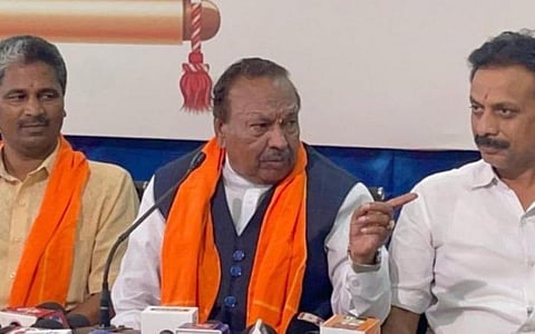 ஒப்பந்ததாரர் தற்கொலை வழக்கில் கர்நாடக அமைச்சர் ஈஸ்வரப்பா ராஜினாமா - கைது செய்ய கோரி காங்கிரஸார் போராட்டம்