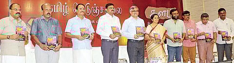 திருச்சியில் ‘களம்’ இலக்கிய அமைப்பின் சார்பில் நடைபெற்ற விழாவில் ‘தமிழ் நெடுஞ்சாலை’, நூலை அறிமுகம் செய்த தமிழக முதல்வரின் முதன்மைச் செயலர் த.உதயச்சந்திரன், திரைப்பட இயக்குநர் கரு.பழனியப்பன், எழுத்தாளர் பாஸ்கர் சக்தி, ‘களம்’ அமைப்பின் ஒருங்கிணைப்பாளர் க.துளசிதாசன், தமிழ்நாடு பாடநூல் கழக துணை இயக்குநர் தே.சங்கரசரவணன் ஆகியோருடன் நூலாசிரியர் ஆர்.பாலகிருஷ்ணன், அவரது மனைவி சுஜாதா.