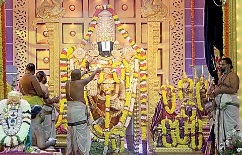 ஸ்ரீநிவாச திருக்கல்யாண வைபவத்தைக் காண பக்திப் பரவசத்துடன் அமர்ந்திருந்த ஆயிரக்கணக்கான பக்தர்கள். படங்கள்: ம.பிரபு