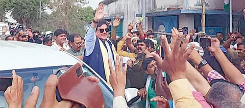 மேற்குவங்கத்தின் அசன்சோல் மக்களவைத் தொகுதி இடைத்தேர்தலில் ஆளும் திரிணமூல் காங்கிரஸ் வேட்பாளரும், நடிகருமான சத்ருகன் சின்ஹா வெற்றி பெற்றார். அசன்சோலில் முகாமிட்டிருந்த அவருக்கு கட்சி தொண்டர்கள் நேற்று உற்சாக வரவேற்பு அளித்தனர். படம்: பிடிஐ