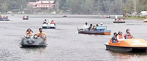 கொடைக்கானல் ஏரியில் படகு சவாரி செய்து மகிழ்ந்த சுற்றுலாப் பயணிகள்.