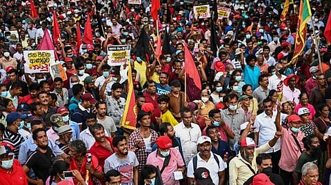 இலங்கையில் மக்கள் போராட்டத்தில் போலீஸ் துப்பாக்கிச்சூடு: ஒருவர் உயிரிழப்பு