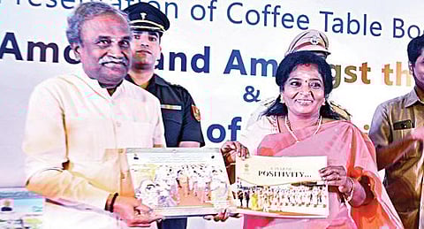 தெலங்கானா ஆளுநராக தமிழிசை சவுந்தரராஜன் பொறுப்பேற்று 2 ஆண்டுகளும், புதுச்சேரி துணைநிலை ஆளுநராகப் பொறுப்பேற்று ஓராண்டும் நிறைவுபெற்றதை முன்னிட்டு, அவரது பயணம் குறித்த நூல் வெளியீட்டு விழா, சென்னையில் நேற்று நடைபெற்றது. ஆளுநர் தமிழிசை சவுந்தரராஜன் நூலை வெளியிட, அவரது கணவர் சவுந்தரராஜன் பெற்றுக்கொண்டார். படம்: எம்.முத்துகணேஷ்