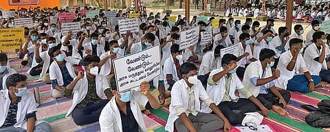 வகுப்புகளை புறக்கணித்து, கல்லூரி வளாகத்தில் தொடர் போராட்டத்தில் ஈடுபட்டுள்ள சிதம்பரம் ராஜா முத்தையா அரசு மருத்துவக்கல்லூரி மாணவர்கள்.