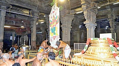 ரங்கம் ரங்கநாதர் கோயிலில் சித்திரை தேர்த்திருவிழாவையொட்டி நடைபெற்ற கொடியேற்றம். (உள்படம்) கொடியேற்ற நிகழ்ச்சியில் சிறப்பு அலங்காரத்தில் எழுந்தருளிய நம்பெருமாள்.