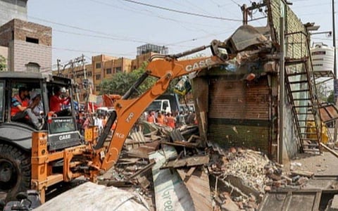 மேசை, நாற்காலிகளை அகற்ற கூட புல்டோசர்கள் தேவையா? - ஜஹாங்கீர்புரி விவகாரத்தில் உச்ச நீதிமன்ற நீதிபதிகள் கேள்வி