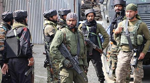 காஷ்மீரில் லஷ்கர் கமாண்டர் உட்பட 2 தீவிரவாதிகள் என்கவுன்ட்டரில் உயிரிழப்பு
