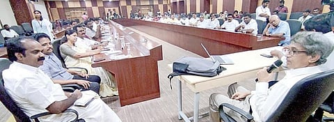 காலநிலை மாற்றத்தால் ஏற்படும் பாதிப்புகளை தணிக்கும் நடவடிக்கைகள் குறித்து எம்.பி.க்கள், எம்எல்ஏக்களுக்கு விளக்கும் கூட்டத்தில் பேசுகிறார் நீரியில் நிபுணர் ஜனகராஜன். உடன் அமைச்சர்கள் மெய்யநாதன், சிவசங்கர், எம்.பி.க்கள் கனிமொழி, சு.வெங்கடேசன், மாநில திட்டக்குழு துணைத் தலைவர் ஜெயரஞ்சன் உள்ளிட்டோர்.படம்: ச.கார்த்திகேயன்