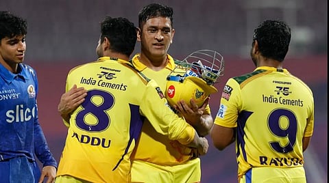 தோனியை கட்டி அணைத்து வெற்றியைக் கொண்டாடும் ஜடேஜா.