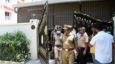 கோடநாடு எஸ்டேட் பங்களா கண்காணிப்பு பணி யாரிடம் கொடுக்கப்பட்டது? - 2-வது நாளில் சசிகலாவிடம் சரமாரி கேள்வி