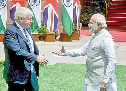 டெல்லியில் பிரதமர் நரேந்திர மோடியை, பிரிட்டன் பிரதமர் போரிஸ் ஜான்சன் நேற்று சந்தித்துப் பேசினார். படம்: பிடிஐ