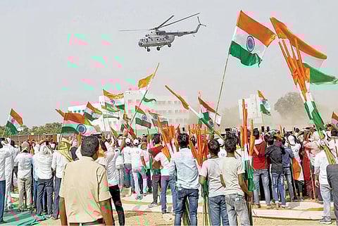 பிஹார் மாநிலம் போஜ்பூர் மாவட்டம் ஜெகதீஷ்பூரில் நேற்று நடைபெற்ற அம்ருத் மகோத்சவ் விழா, சுதந்திரப் போராட்ட வீரர் கன்வர் சிங்கின் பிறந்தநாள் விழாவில் மத்திய உள்துறை அமைச்சர் அமித் ஷா கலந்துகொண்டார். நிகழ்ச்சிக்குப் பின்னர் ஹெலிகாப்டரில் புறப்பட்ட அமைச்சர் அமித் ஷாவை நோக்கி கையசைக்கும் பாஜக தொண்டர்கள். படம்: பிடிஐ