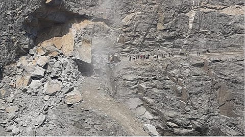 கரூர் மாவட்டம் குப்பம் அருகேயுள்ள  காங்கேயம்பாளையம்  தனியார்  கல்குவாரியில்  லாரி மீது  விழுந்துள்ள ராட்சதப் பாறை.