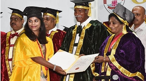 படிப்பை நிறைவு செய்த மாணவர்களுக்கு பட்டம் வழங்குகிறார் புதுச்சேரி முதல்வர் ரங்கசாமி, உடன் ஆளுநர் தமிழிசை சவுந்தரராஜன் | படம் எம். சாம்ராஜ்