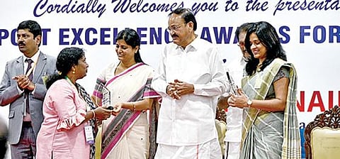 தாம்பரம் மெப்ஸ் சிறப்பு பொருளாதார மண்டலம் சார்பில், 2019-20-ம் ஆண்டுக்கான சிறந்த ஏற்றுமதியாளர்கள் விருதை குடியரசு துணைத் தலைவர் வெங்கய்ய நாயுடு நேற்று வழங்கினார். உடன் மத்திய வர்த்தகம் மற்றும் தொழில் துறை இணை அமைச்சர் அனுப்பிரியா சிங் படேல், தமிழக வருவாய்த் துறை அமைச்சர் கேகேஎஸ்எஸ்ஆர். ராமச்சந்திரன் உள்ளிட்டோர். படம்: எம்.முத்துகணேஷ்