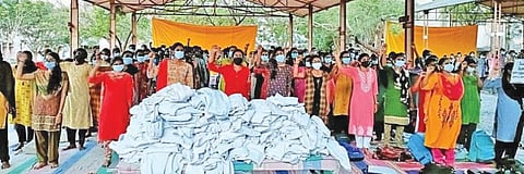 6வது நாளாக போராட்டத்தில் ஈடுபட்ட சிதம்பரம் ராஜா முத்தையா அரசு மருத்துவக்கல்லூரி மாணவர்கள் தங்களது வெள்ளை அங்கியை சமிர்ப்பித்து எதிர்ப்பை வெளிப்படுத்தினர்.