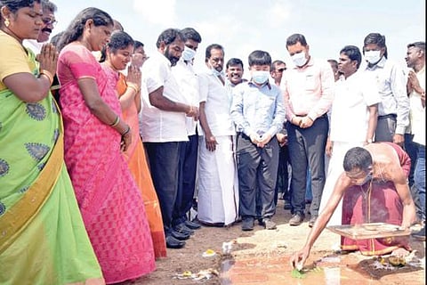செங்கல்பட்டு மாவட்டம் கொடூர் ஊராட்சியில் திருநங்கைகளுக்கு வீடு கட்டும் திட்டத்தை தொடங்கி வைக்கிறார் மாவட்ட ஆட்சியர் ஆ.ர.ராகுல்நாத்.