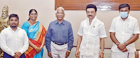 சட்டப்பேரவையில் நேற்று செய்தி மற்றும் விளம்பரத் துறை, எழுதுபொருள் மற்றும் அச்சத் துறைகளின் மானியக் கோரிக்கைகள் மீதான விவாதம் நடைபெறுவதற்கு முன்னதாக முதல்வர் மு.க.ஸ்டாலினை சந்தித்து வாழ்த்து பெற்றார் செய்தித் துறை  அமைச்சர் மு.பெ.சாமிநாதன். உடன், துறைச் செயலர் மகேசன் காசிராஜன், இயக்குநர் வீ.ப.ஜெயசீலன், எழுதுபொருள் மற்றும் அச்சுத் துறை ஆணையர் ஏ.சுகந்தி.