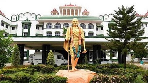 பெரியகுளத்தில் 182 ஏக்கர் அரசு நிலம் ஆக்கிரமிப்பு வழக்கு: அதிமுக முன்னாள் ஒன்றிய செயலருக்கு நிபந்தனை ஜாமீன்