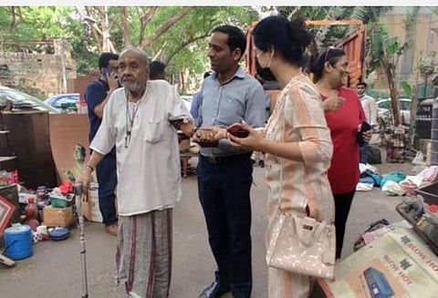 தலைசிறந்த கலைஞரை இப்படியா நடத்துவீர்கள்? - அரசு குடியிருப்பில் இருந்து வெளியேற்றப்பட்ட 90 வயது பத்மஸ்ரீ விருதாளரின் மகள் ஆவேசம்