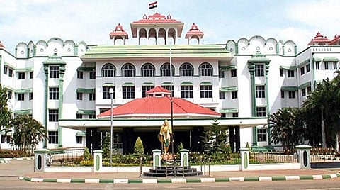 சுட்டெரிக்கும் வெயிலால் கருப்பு அங்கி வேண்டாம்: வழக்கறிஞர்களுக்கு உயர் நீதிமன்றம் அனுமதி