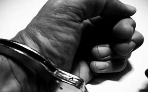 கோவை | காதல் ஜோடியை மிரட்டி பணம் பறித்த காவலர்கள் இருவர் கைது