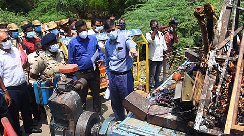 தஞ்சாவூர் அருகே களிமேடு கிராமத்தில் விபத்து நிகழ்ந்த தேரை பார்வையிட்ட ஒரு நபர் குழு தலைவர் குமார் ஜெயந்த். அருகில் மாவட்ட ஆட்சியர் தினேஷ் பொன்ராஜ் ஆலிவர்.  | படங்கள்: ஆர்.வெங்கடேஷ்