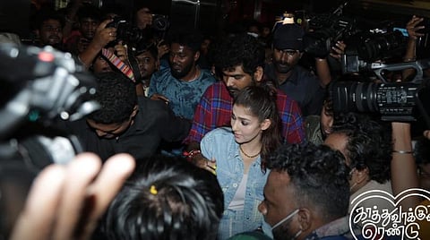 தியேட்டருக்கு திடீர் விசிட் அடித்த 'காத்து வாக்குல ரெண்டு காதல்' படக்குழுவினர்