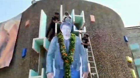 ஆச்சார்யா ரிலீஸ் | சோனு சூட்டுக்கு பால் அபிஷேகம் செய்து ஆரத்தி எடுத்த ரசிகர்கள்