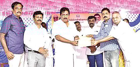 மதுரை ஒத்தக்கடை ஒருங்கிணைந்த பத்திரப்பதிவு அலுவலகத்தில் பதிவான ஆவணத்தை உரிமையாளரிடம் வழங்கிய அமைச்சர் பி.மூர்த்தி. உடன் பதிவுத்துறை அலுவலர்கள்.