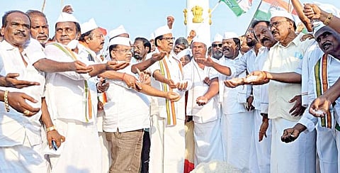 உப்பு சத்தியாகிரகப் போராட்டத்தை நினைவுகூரும் வகையில், வேதாரண்யத்தை அடுத்த அகஸ்தியன் பள்ளியில் நேற்று உப்பு அள்ளி ‘வந்தே மாதரம்’ என முழக்கமிட்ட தமிழக காங்கிரஸ் கட்சித் தலைவர் கே.எஸ்.அழகிரி, முன்னாள் மத்திய அமைச்சர் தங்கபாலு உள்ளிட்டோர்.