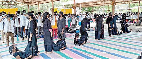 கல்விக் கட்டண குளறுபடியைக் கண்டித்து, கண்களைக் கட்டிக் கொண்டு போராட்டத்தில் ஈடுபட்ட சிதம்பரம் ராஜா முத்தையா அரசு மருத்துவக் கல்லூரி மாணவர்கள்.