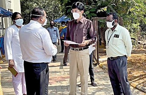 சென்னை ஐஐடியில் மேற்கொள்ளப்படும் கரோனா தொற்று பரவல் தடுப்பு நடவடிக்கைகளை சுகாதாரத் துறை செயலர் ஜெ.ராதாகிருஷ்ணன் நேற்று ஆய்வு செய்தார்.