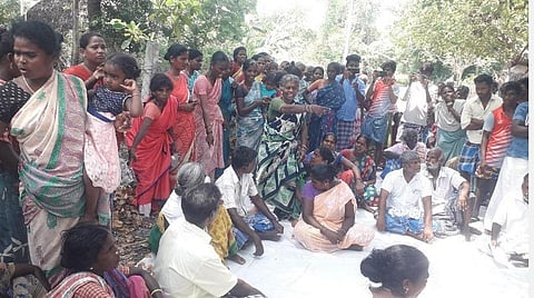 வையங்குடி ஊராட்சியில் நேற்று நடைபெற்ற கிராமசபைக் கூட்டத்தில் வாக்குவாதத்தில் ஈடுபட்ட கிராம மக்கள்