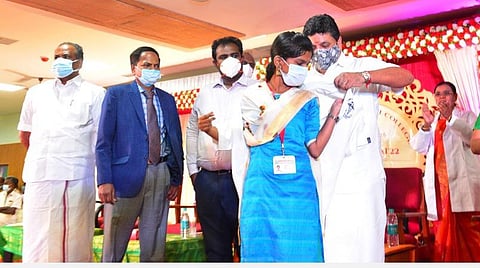 மதுரை அரசு ராஜாஜி மருத்துவக்கல்லூரியில் சனிக்கிழமை முதலாம் ஆண்டு மாணவர்களை வரவேற்கும் நிகழ்ச்சி நடந்தது. படம்: எஸ். கிருஷ்ணமூர்த்தி