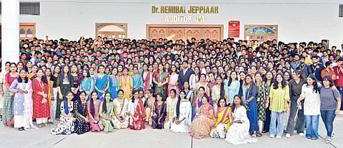 சத்தியபாமா பல்கலை. வேலைவாய்ப்பு முகாம் மூலம் தேர்வாகி பணி நியமன ஆணை பெற்ற மாணவ, மாணவிகளுடன் வேந்தர் மரியஜீனா ஜான்சன், தலைவர் மரிய ஜான்சன் உள்ளிட்டோர்.