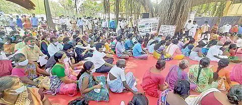 சோமங்கலம் கிராமத்தில் ஆலமரத்தடியில் நடைபெற்ற சிறப்பு கிராம சபைக் கூட்டத்தில் தலைமைச் செயலர் இறையன்பு, ஆட்சியர் ஆர்த்தி மக்களுடன் தரையில் அமர்ந்து பங்கேற்றனர்.படம்: எம்.முத்துகணேஷ்