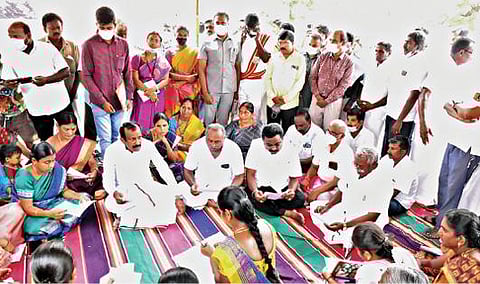 ஈரோடு கதிரம்பட்டியில் நடந்த கிராமசபைக் கூட்டத்தில் வீட்டுவசதித்துறை அமைச்சர் சு.முத்துசாமி பங்கேற்றார்.