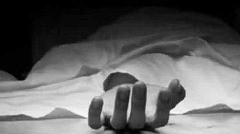 பெருந்துறை அருகே நின்ற லாரி மீது கார் மோதியதில் தாய், மகன் உயிரிழப்பு