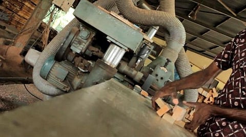 கோவை, திருப்பூரில் தொழிலாளர் தினத்தில் விடுமுறை அளிக்காத 340 நிறுவனங்கள் மீது நடவடிக்கை